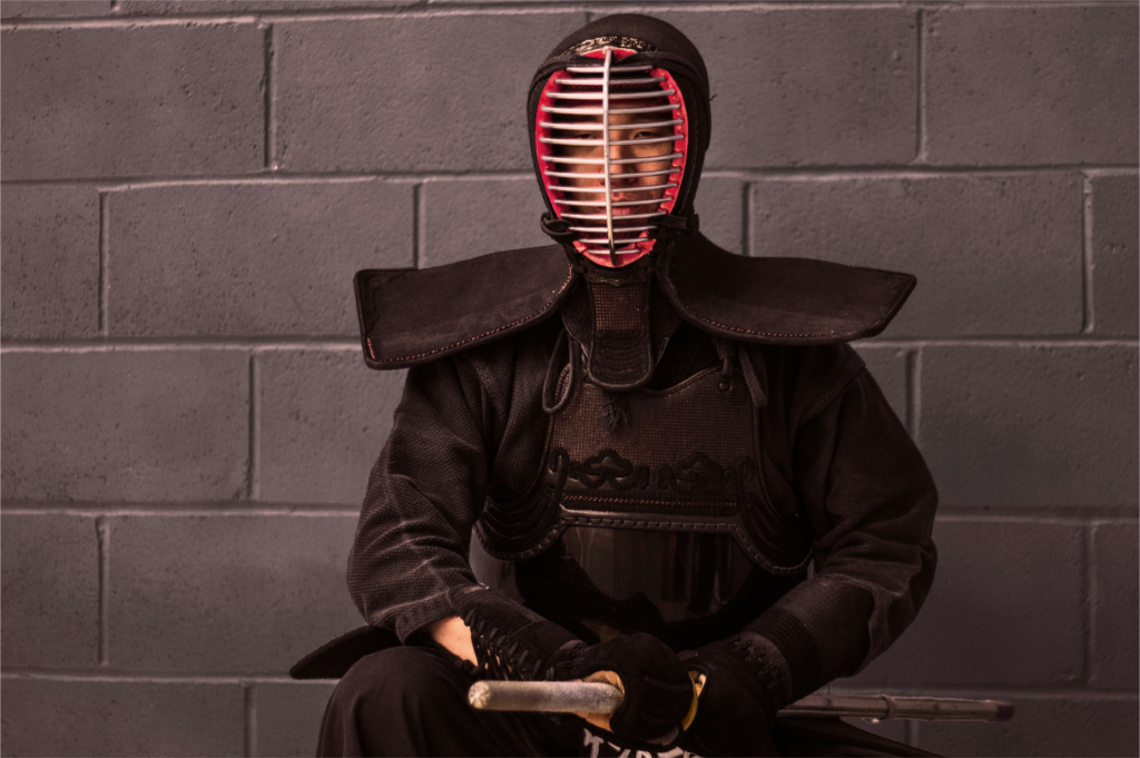 Practicante de kendo demostrando la evolución del kenjutsu