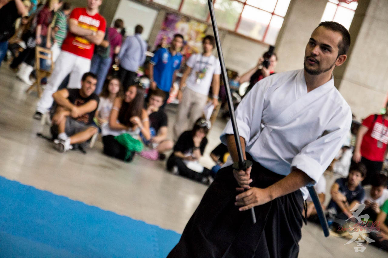 Practicante de Kenjutsu en acción mejorando su concentración con técnicas de espada samurái.