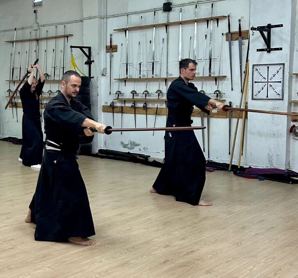 Entrenamiento de kenjutsu en el estilo Kashima Jikishinkage Ryu con katana